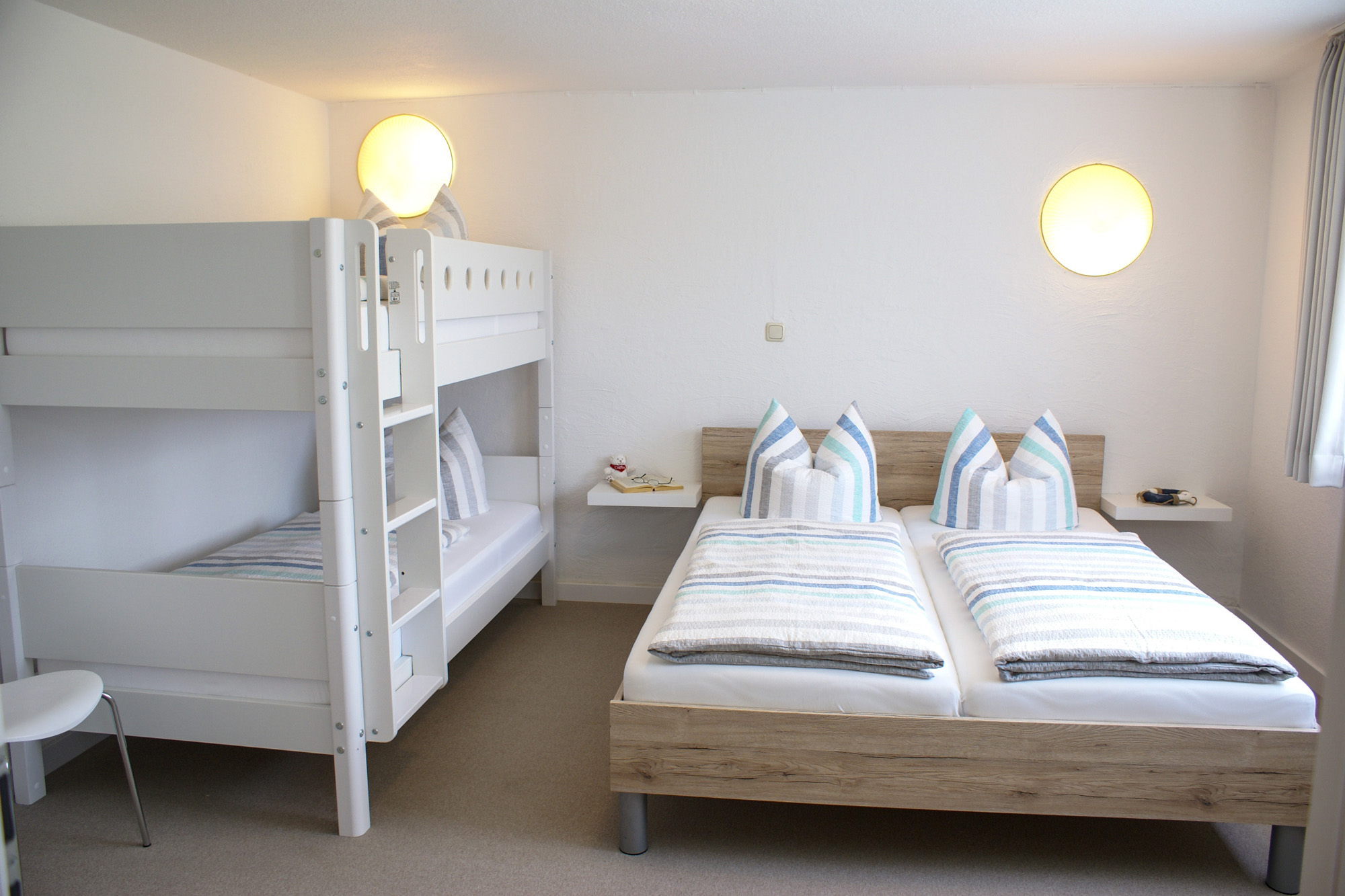 Nordseeblick Baltrum Ferienwohnung 8 2tes Schlafzimmer mit Doppelbett und Etagenbett